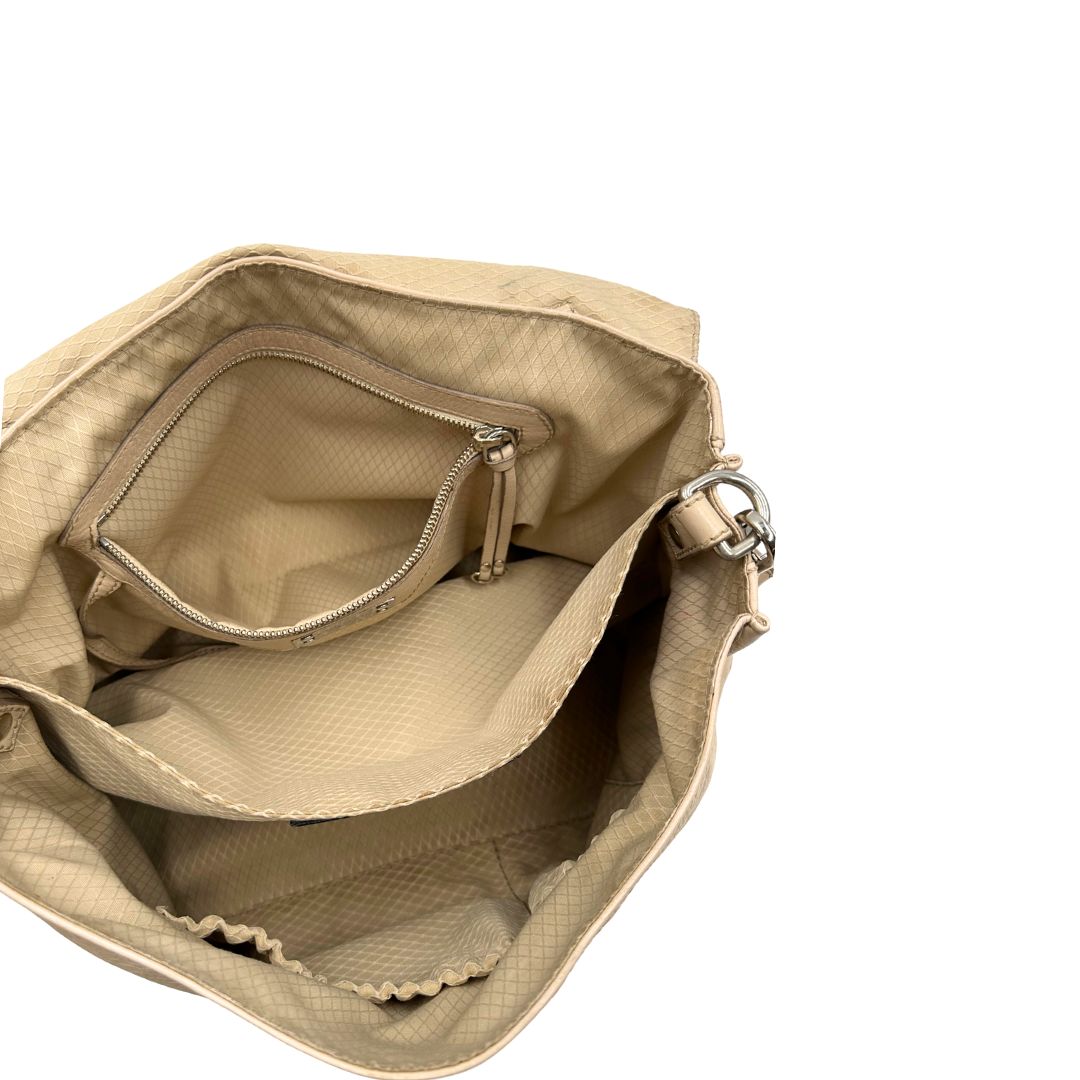 interno Borsa Zanellato in pelle martellata beige con parti metalliche argentate; munita di un manico singolo e una tracolla amovibile e regolabile, di lusso, originale, ottime condizioni, usata.