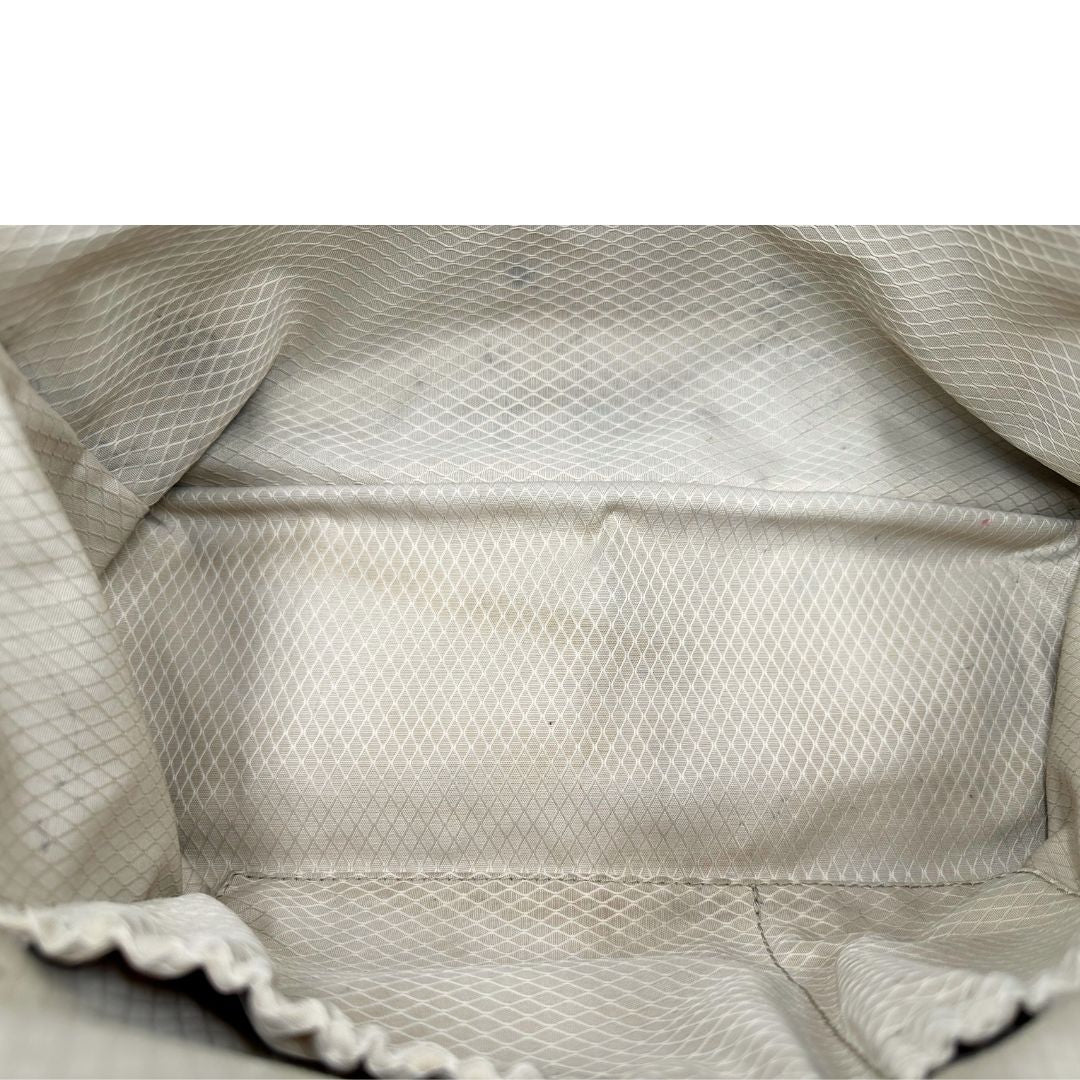 interno Borsa Zanellato in pelle martellata beige con parti metalliche argentate; munita di un manico singolo e una tracolla amovibile e regolabile, di lusso, originale, ottime condizioni, usata.