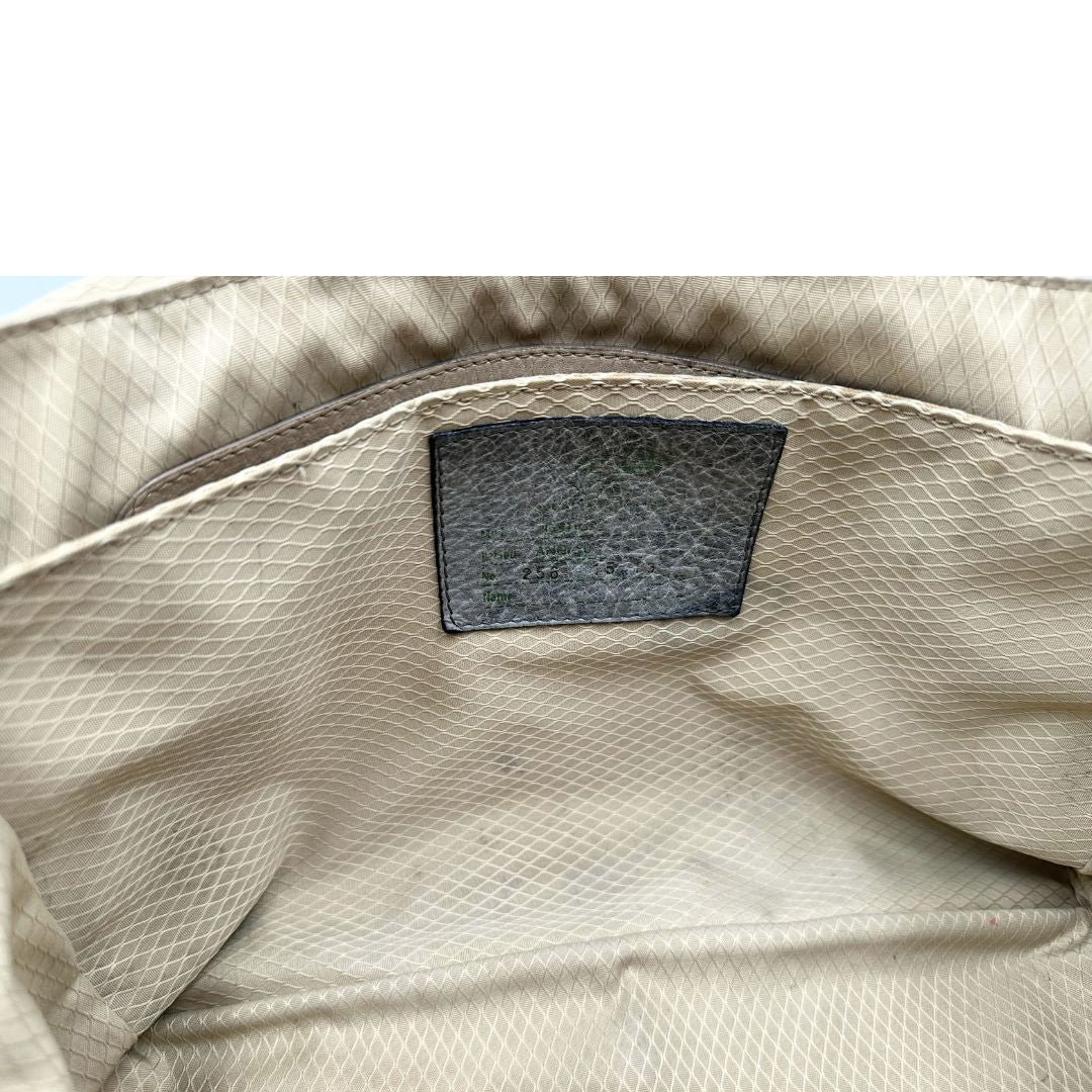 interno Borsa Zanellato in pelle martellata beige con parti metalliche argentate; munita di un manico singolo e una tracolla amovibile e regolabile, di lusso, originale, ottime condizioni, usata.