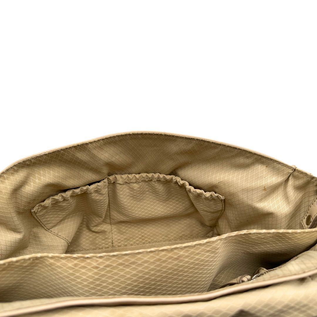 interno Borsa Zanellato in pelle martellata beige con parti metalliche argentate; munita di un manico singolo e una tracolla amovibile e regolabile, di lusso, originale, ottime condizioni, usata.