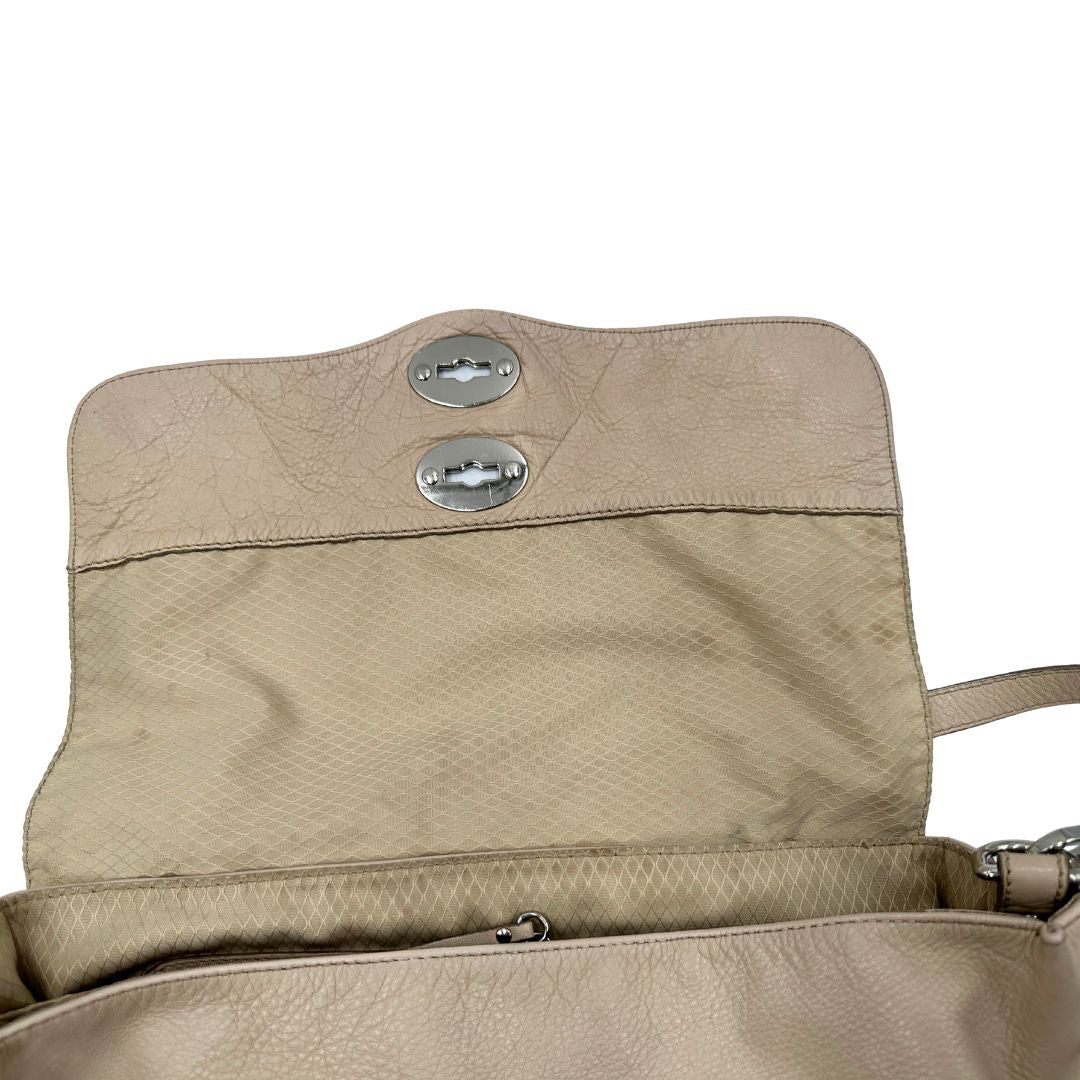 interno Borsa Zanellato in pelle martellata beige con parti metalliche argentate; munita di un manico singolo e una tracolla amovibile e regolabile, di lusso, originale, ottime condizioni, usata.