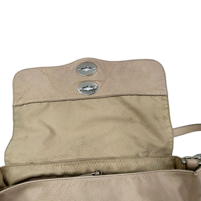 interno Borsa Zanellato in pelle martellata beige con parti metalliche argentate; munita di un manico singolo e una tracolla amovibile e regolabile, di lusso, originale, ottime condizioni, usata.