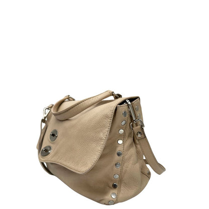 lato  Borsa Zanellato in pelle martellata beige con parti metalliche argentate; munita di un manico singolo e una tracolla amovibile e regolabile, di lusso, originale, ottime condizioni, usata. 
