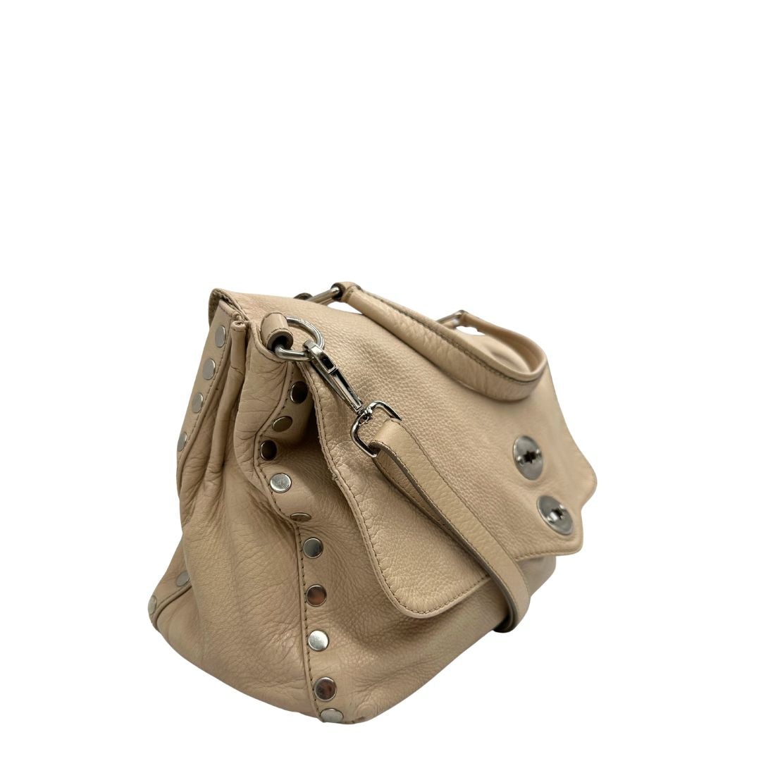 lato  Borsa Zanellato in pelle martellata beige con parti metalliche argentate; munita di un manico singolo e una tracolla amovibile e regolabile, di lusso, originale, ottime condizioni, usata. 