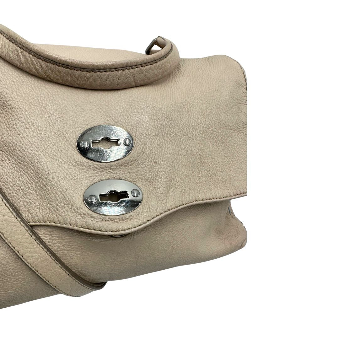  Borsa Zanellato in pelle martellata beige con parti metalliche argentate; munita di un manico singolo e una tracolla amovibile e regolabile, di lusso, originale, ottime condizioni, usata.
