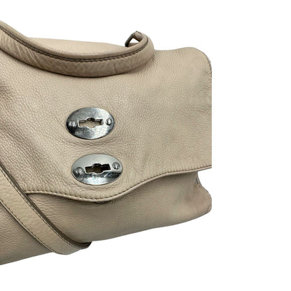  Borsa Zanellato in pelle martellata beige con parti metalliche argentate; munita di un manico singolo e una tracolla amovibile e regolabile, di lusso, originale, ottime condizioni, usata.