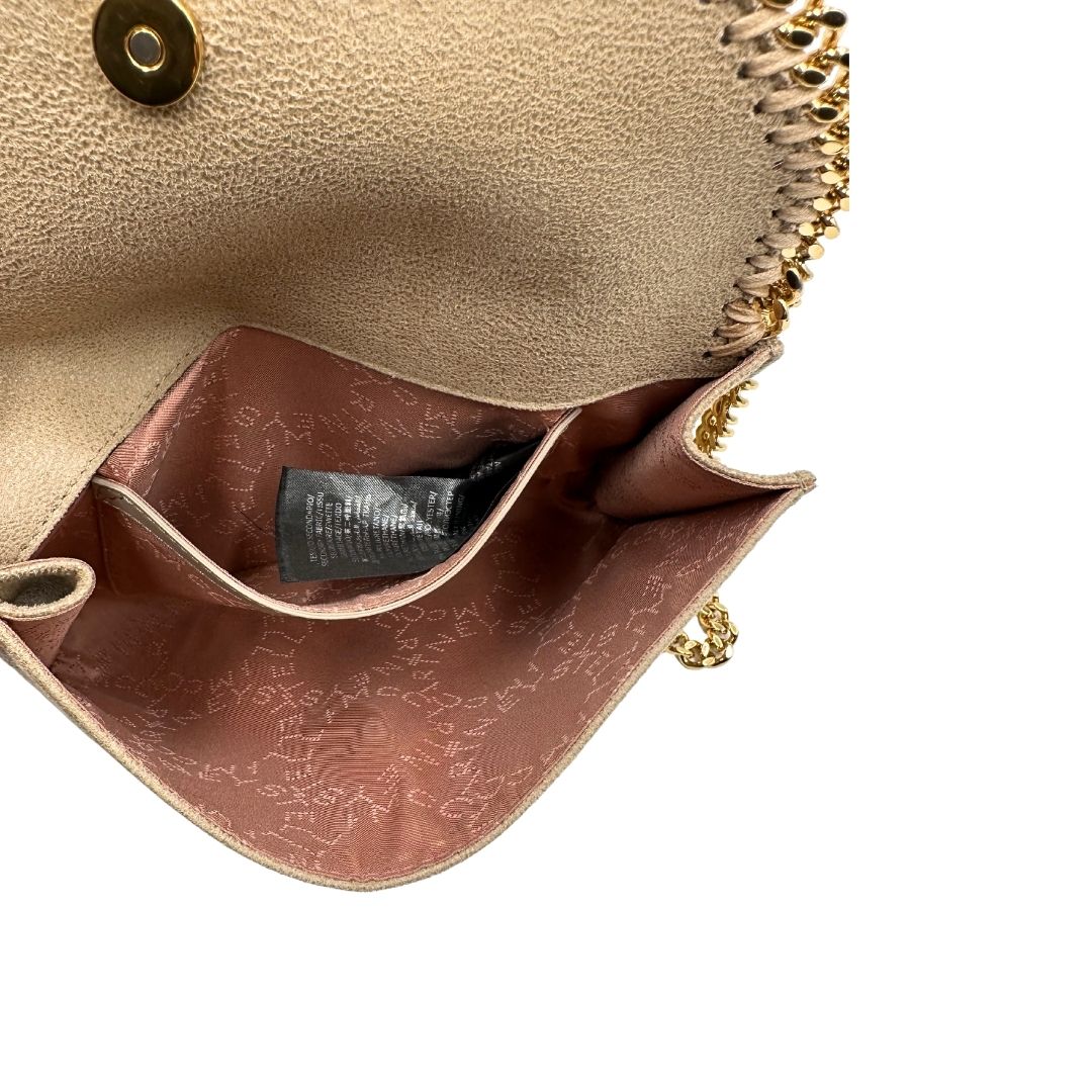 Interno di una Borsa Falabella in tessuto vegano color Beige con parti metalliche argentate; indossabile a tracolla. Originale, usata, di lusso, in ottime condizioni.