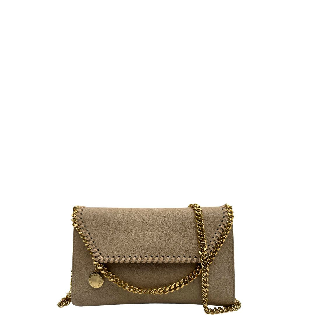 Front di una Borsa Falabella in tessuto vegano color Beige con parti metalliche argentate; indossabile a tracolla. Originale, usata, di lusso, in ottime condizioni.