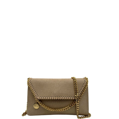 Front di una Borsa Falabella in tessuto vegano color Beige con parti metalliche argentate; indossabile a tracolla. Originale, usata, di lusso, in ottime condizioni.