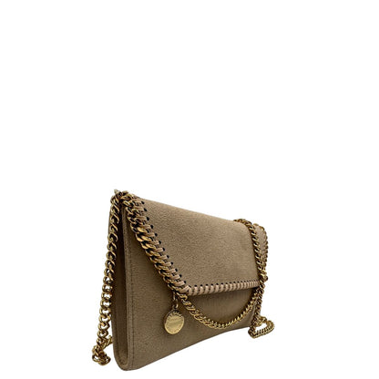 Lato destro di una Borsa Falabella in tessuto vegano color Beige con parti metalliche argentate; indossabile a tracolla. Originale, usata, di lusso, in ottime condizioni.
