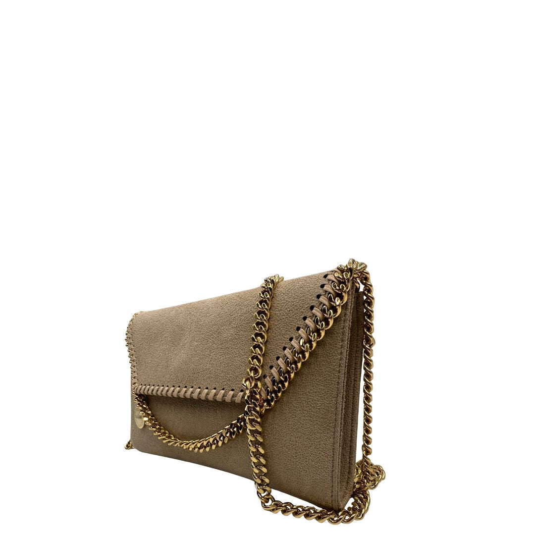 Lato destro di una Borsa Falabella in tessuto vegano color Beige con parti metalliche argentate; indossabile a tracolla. Originale, usata, di lusso, in ottime condizioni.