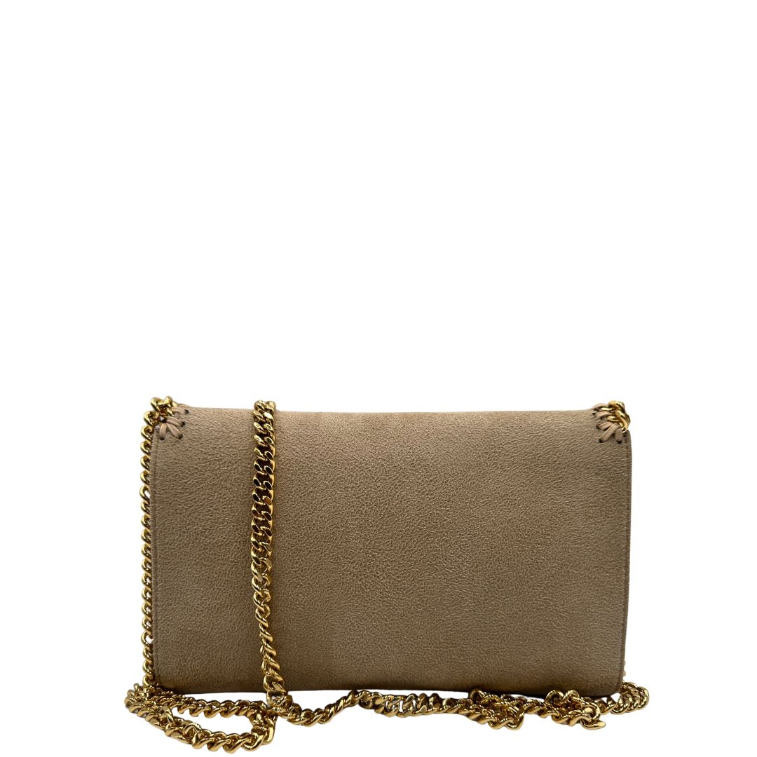 Retro di una Borsa Falabella in tessuto vegano color Beige con parti metalliche argentate; indossabile a tracolla. Originale, usata, di lusso, in ottime condizioni.
