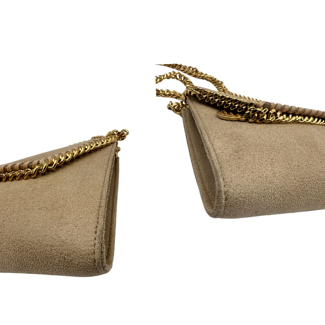 Angoli di una Borsa Falabella in tessuto vegano color Beige con parti metalliche argentate; indossabile a tracolla. Originale, usata, di lusso, in ottime condizioni.