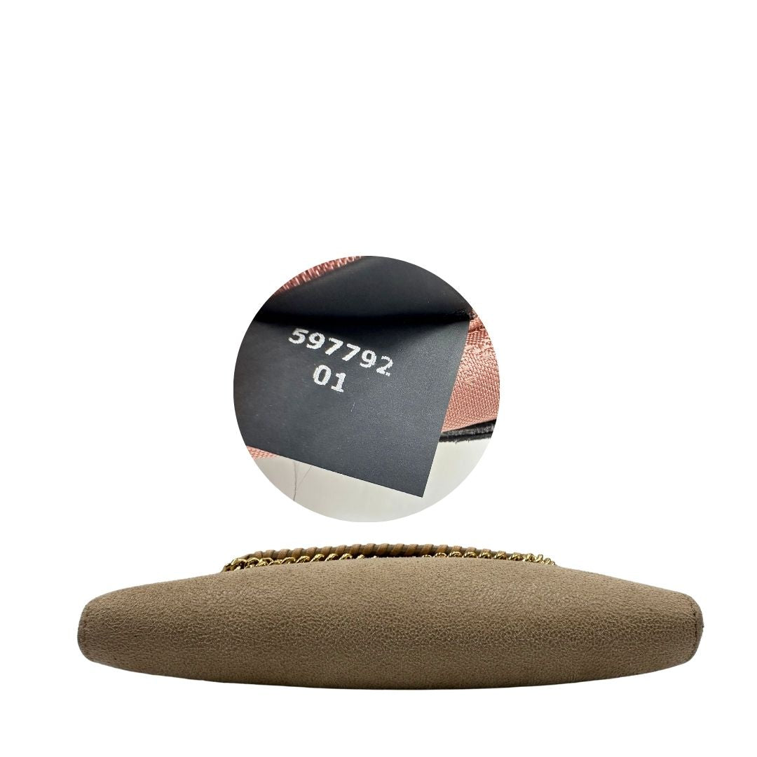 Base di una Borsa Falabella in tessuto vegano color Beige con parti metalliche argentate; indossabile a tracolla. Originale, usata, di lusso, in ottime condizioni.