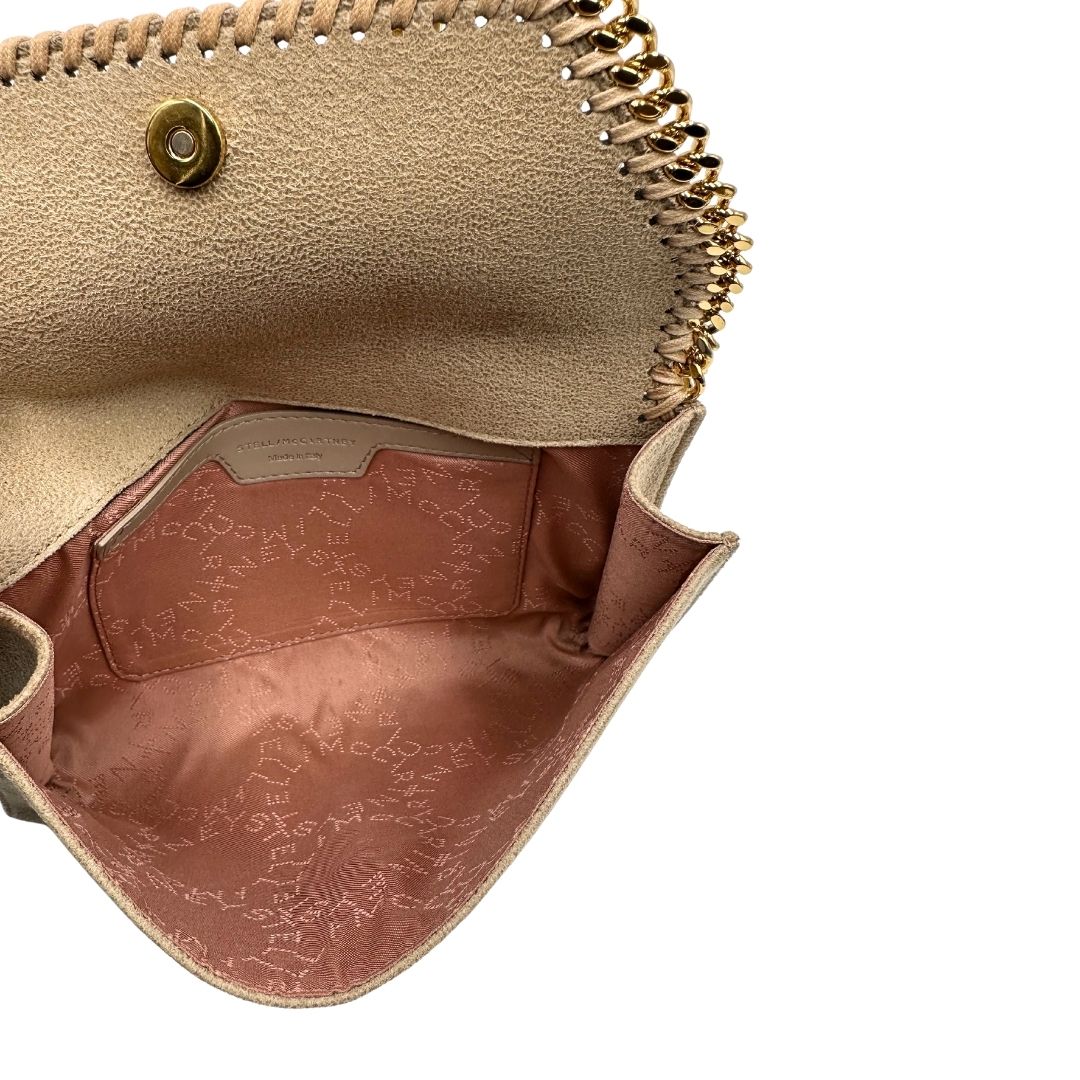 Interno di una Borsa Falabella in tessuto vegano color Beige con parti metalliche argentate; indossabile a tracolla. Originale, usata, di lusso, in ottime condizioni.