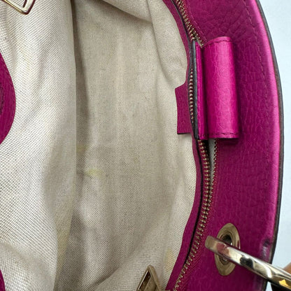 interno Borsa Gucci in pelle martellata fucsia con parti metalliche dorate; munita di doppi manici in bamboo e una tracolla amovibile e regolabile. Completa di dustbag, di lusso, originale, buone condizioni, usata, originale. 