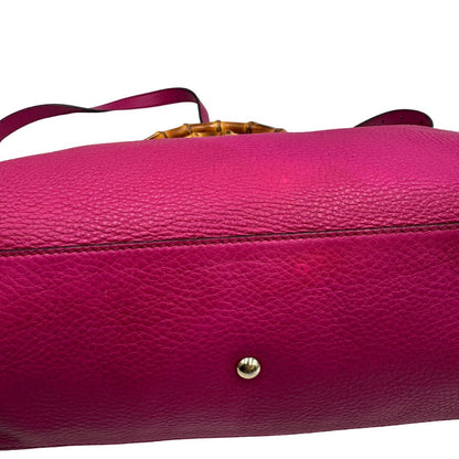 base Borsa Gucci in pelle martellata fucsia con parti metalliche dorate; munita di doppi manici in bamboo e una tracolla amovibile e regolabile. Completa di dustbag, di lusso, originale, buone condizioni, usata, originale. 