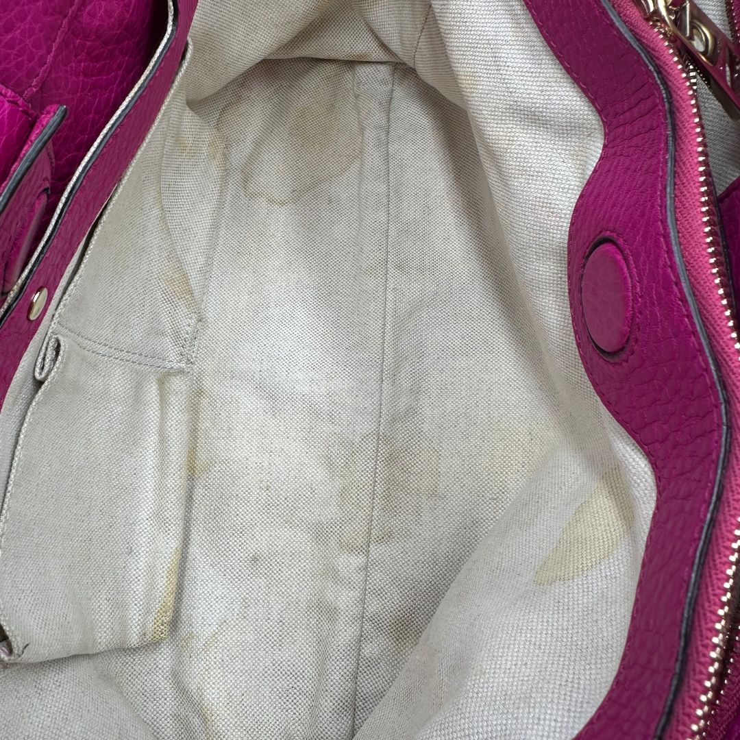 interno Borsa Gucci in pelle martellata fucsia con parti metalliche dorate; munita di doppi manici in bamboo e una tracolla amovibile e regolabile. Completa di dustbag, di lusso, originale, buone condizioni, usata, originale. 