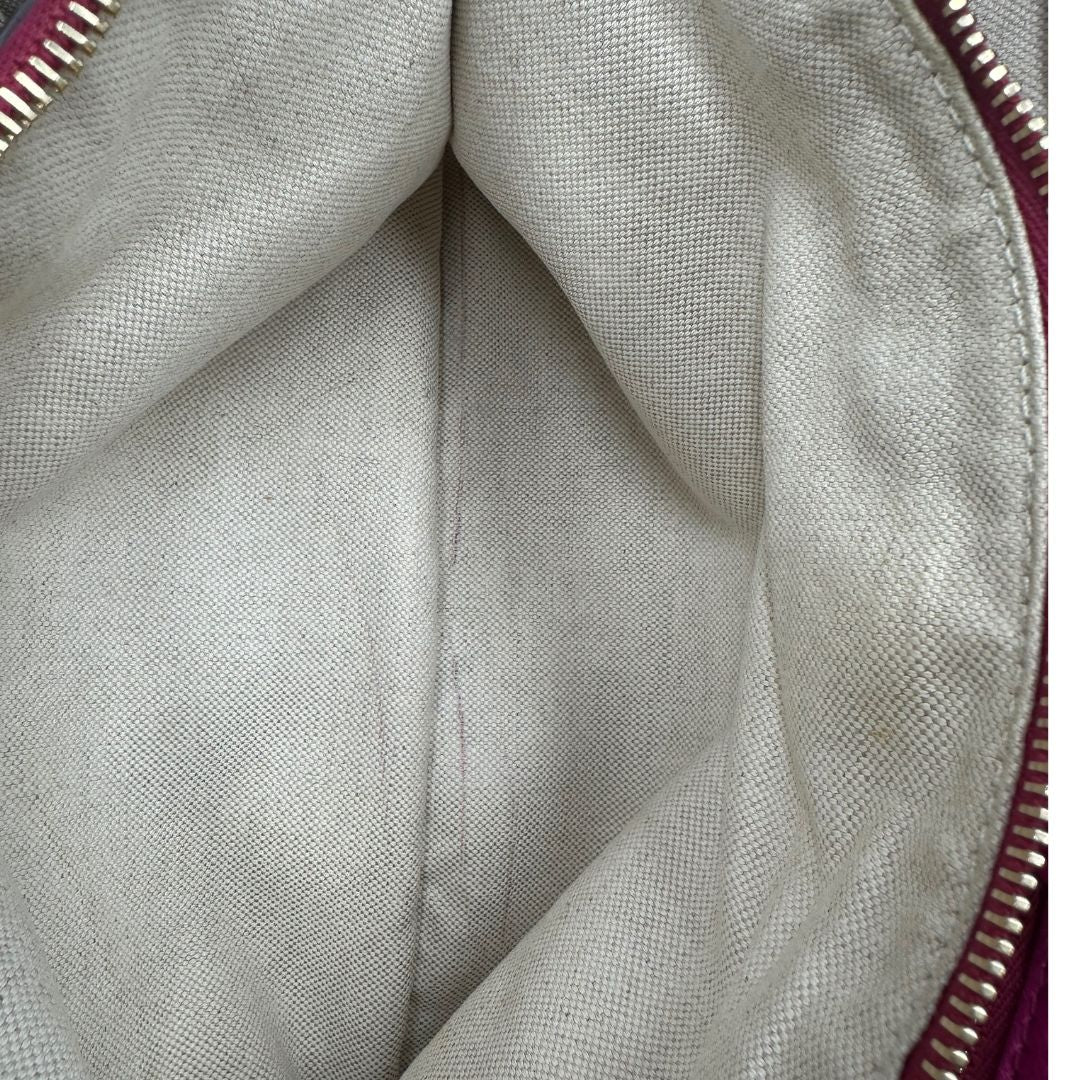 interno Borsa Gucci in pelle martellata fucsia con parti metalliche dorate; munita di doppi manici in bamboo e una tracolla amovibile e regolabile. Completa di dustbag, di lusso, originale, buone condizioni, usata, originale. 