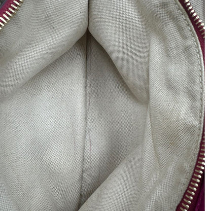 interno Borsa Gucci in pelle martellata fucsia con parti metalliche dorate; munita di doppi manici in bamboo e una tracolla amovibile e regolabile. Completa di dustbag, di lusso, originale, buone condizioni, usata, originale. 