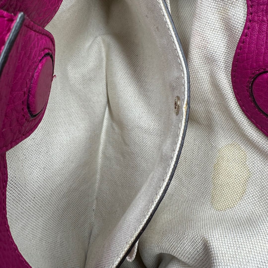 interno Borsa Gucci in pelle martellata fucsia con parti metalliche dorate; munita di doppi manici in bamboo e una tracolla amovibile e regolabile. Completa di dustbag, di lusso, originale, buone condizioni, usata, originale. 