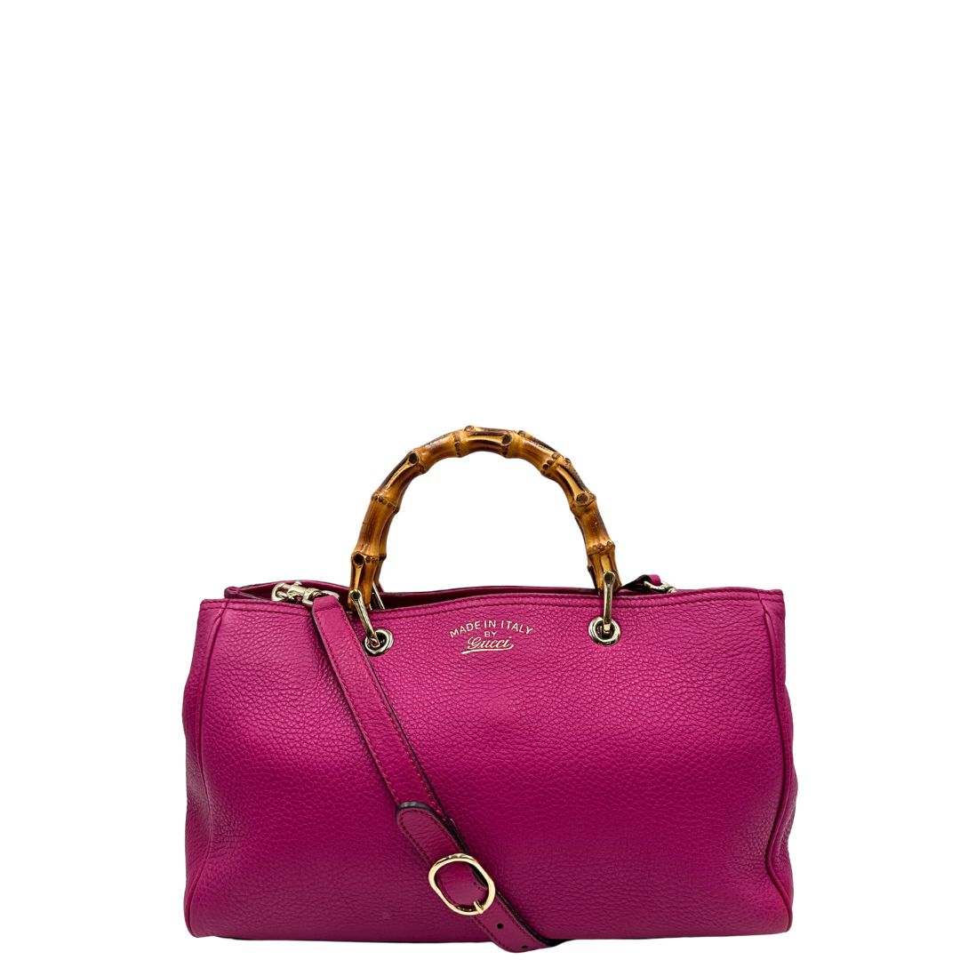 front Borsa Gucci in pelle martellata fucsia con parti metalliche dorate; munita di doppi manici in bamboo e una tracolla amovibile e regolabile. Completa di dustbag, di lusso, originale, buone condizioni, usata, originale. 