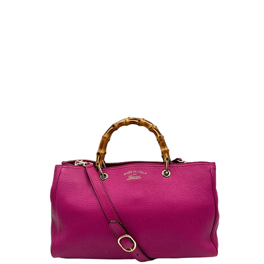 front Borsa Gucci in pelle martellata fucsia con parti metalliche dorate; munita di doppi manici in bamboo e una tracolla amovibile e regolabile. Completa di dustbag, di lusso, originale, buone condizioni, usata, originale. 