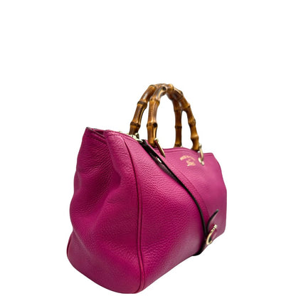 lato Borsa Gucci in pelle martellata fucsia con parti metalliche dorate; munita di doppi manici in bamboo e una tracolla amovibile e regolabile. Completa di dustbag, di lusso, originale, buone condizioni, usata, originale.