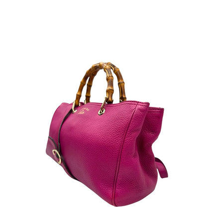lato Borsa Gucci in pelle martellata fucsia con parti metalliche dorate; munita di doppi manici in bamboo e una tracolla amovibile e regolabile. Completa di dustbag, di lusso, originale, buone condizioni, usata, originale. 
