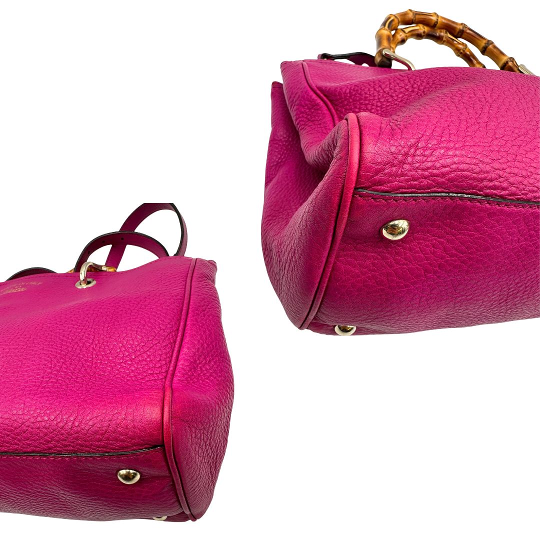 angoli Borsa Gucci in pelle martellata fucsia con parti metalliche dorate; munita di doppi manici in bamboo e una tracolla amovibile e regolabile. Completa di dustbag, di lusso, originale, buone condizioni, usata, originale.