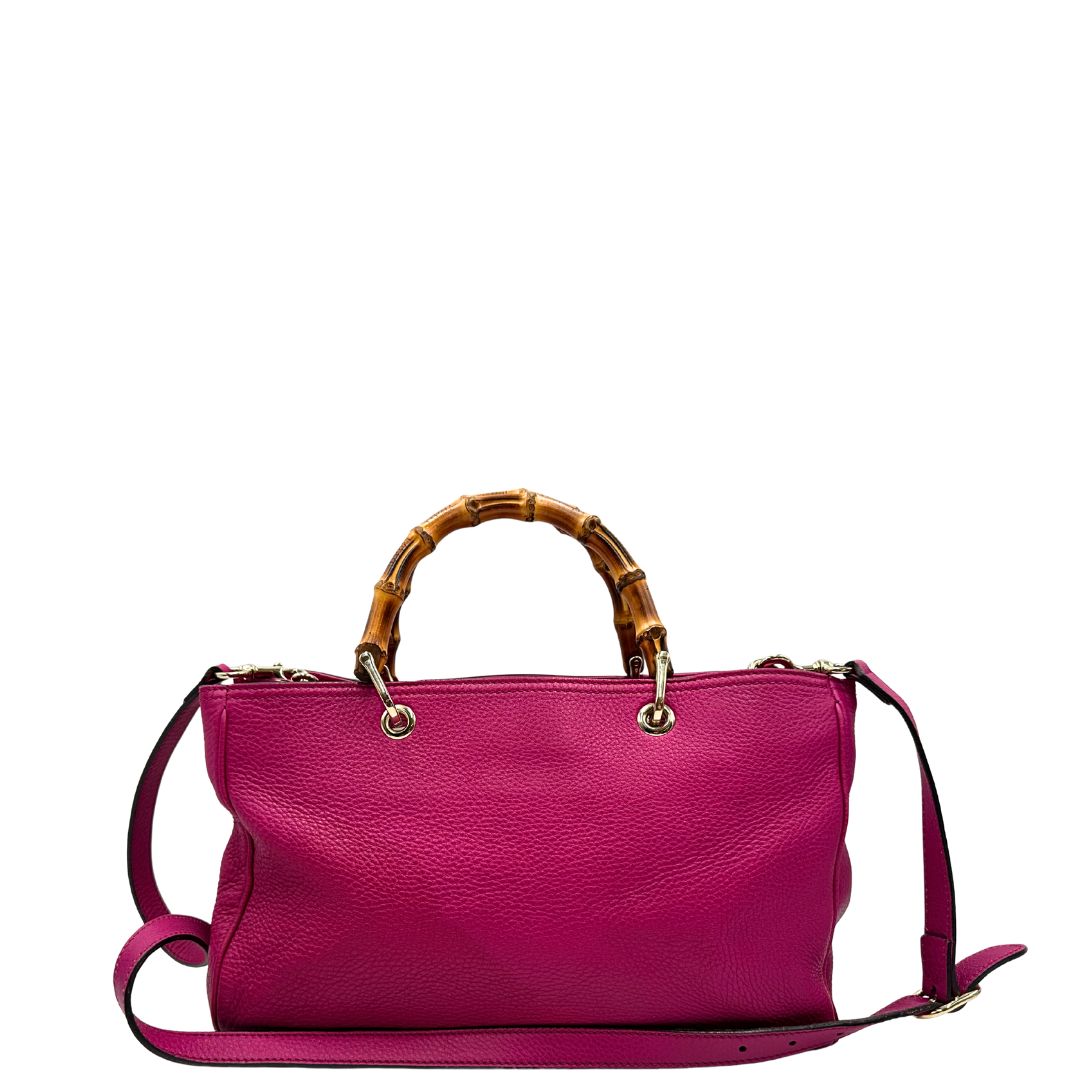 retro Borsa Gucci in pelle martellata fucsia con parti metalliche dorate; munita di doppi manici in bamboo e una tracolla amovibile e regolabile. Completa di dustbag, di lusso, originale, buone condizioni, usata, originale.