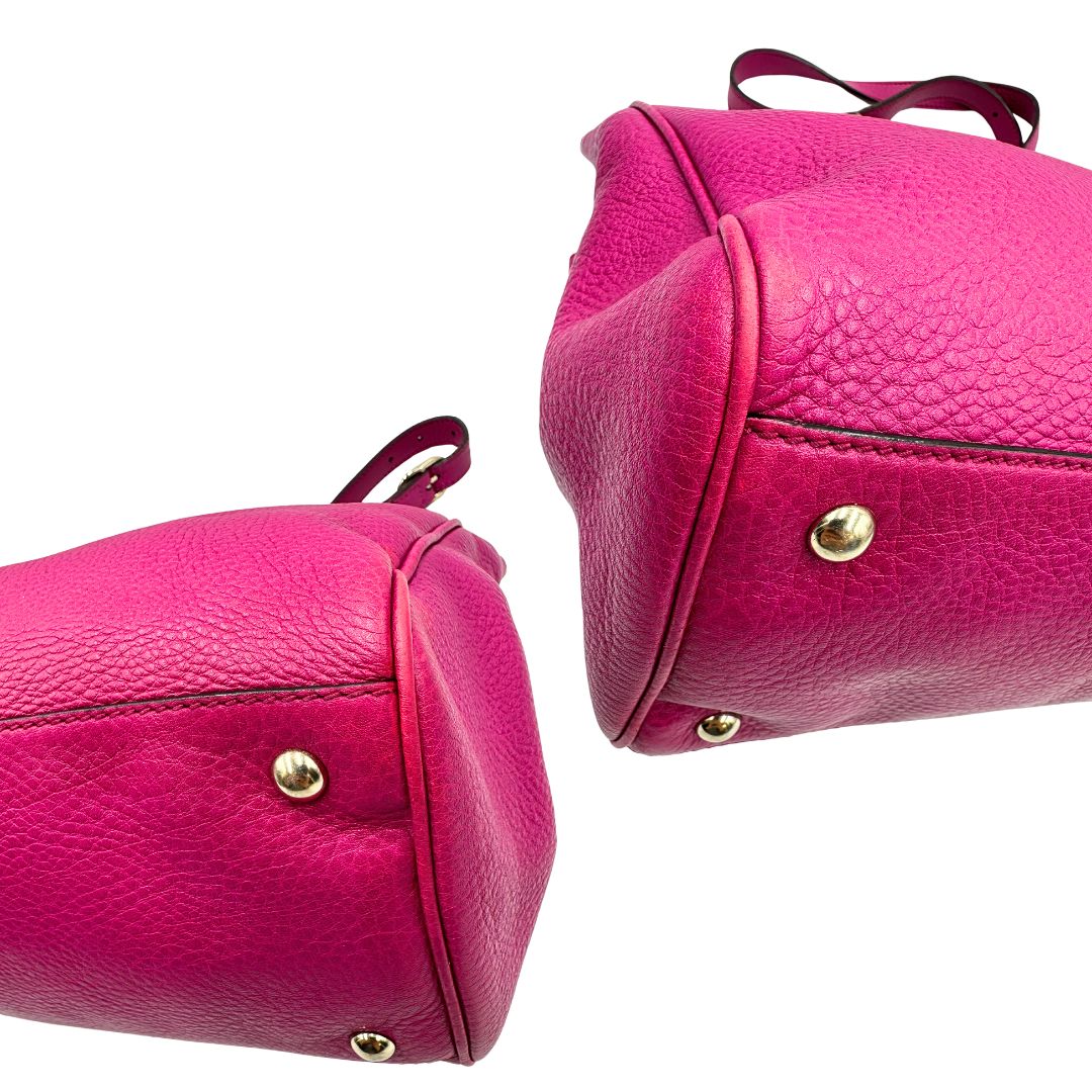 angoli Borsa Gucci in pelle martellata fucsia con parti metalliche dorate; munita di doppi manici in bamboo e una tracolla amovibile e regolabile. Completa di dustbag, di lusso, originale, buone condizioni, usata, originale. 