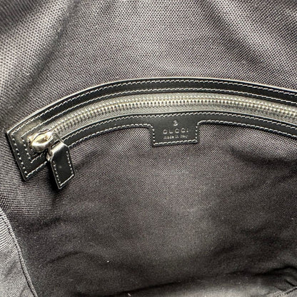interno Borsa Gucci in canvas GG grigio antracite con parti metalliche argentate; munita di una tracolla Web rossa e blu regolabile.  