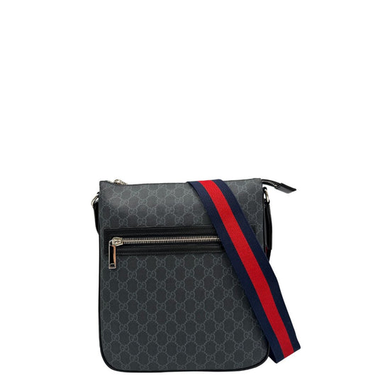front  Borsa Gucci in canvas GG grigio antracite con parti metalliche argentate; munita di una tracolla Web rossa e blu regolabile. Completa di dustbag, di lusso, originale, ottime condizioni, usata.