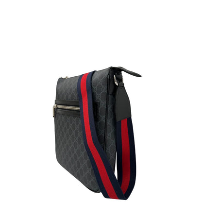 lato Borsa Gucci in canvas GG grigio antracite con parti metalliche argentate; munita di una tracolla Web rossa e blu regolabile. 