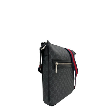 lato Borsa Gucci in canvas GG grigio antracite con parti metalliche argentate; munita di una tracolla Web rossa e blu regolabile.  