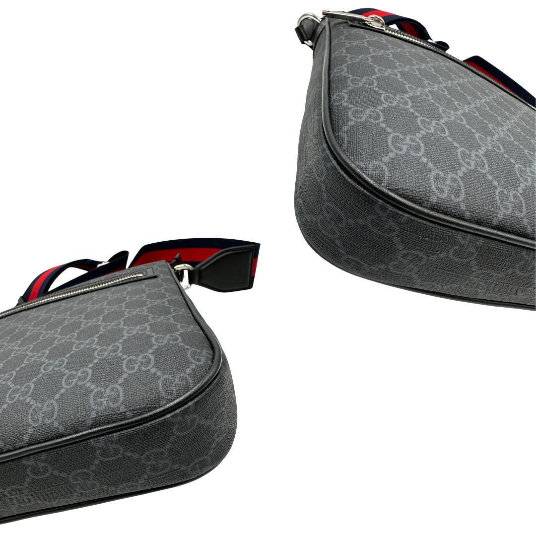 angoli Borsa Gucci in canvas GG grigio antracite con parti metalliche argentate; munita di una tracolla Web rossa e blu regolabile.  