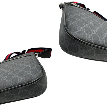angoli Borsa Gucci in canvas GG grigio antracite con parti metalliche argentate; munita di una tracolla Web rossa e blu regolabile.  