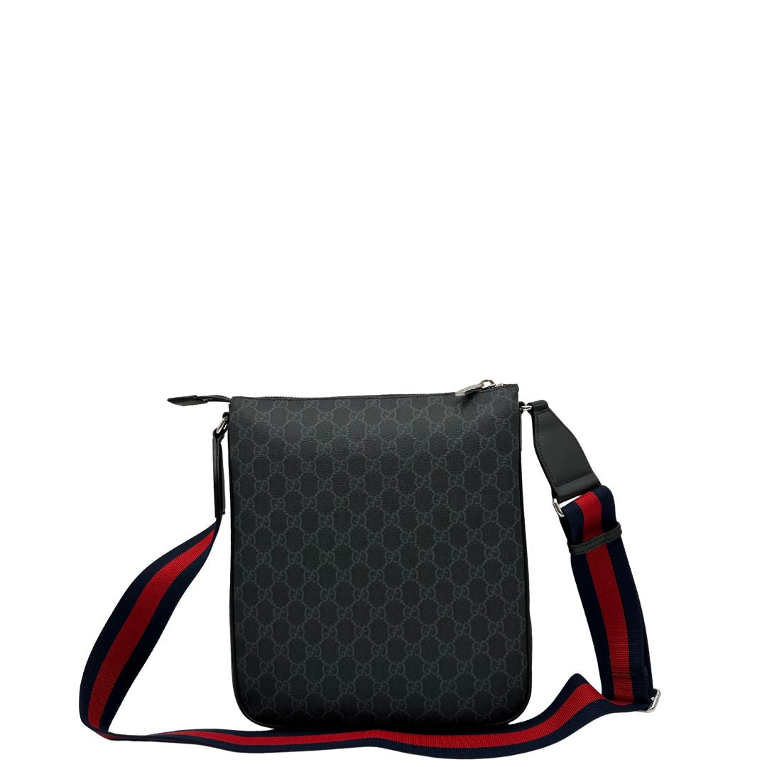 retro Borsa Gucci in canvas GG grigio antracite con parti metalliche argentate; munita di una tracolla Web rossa e blu regolabile.  