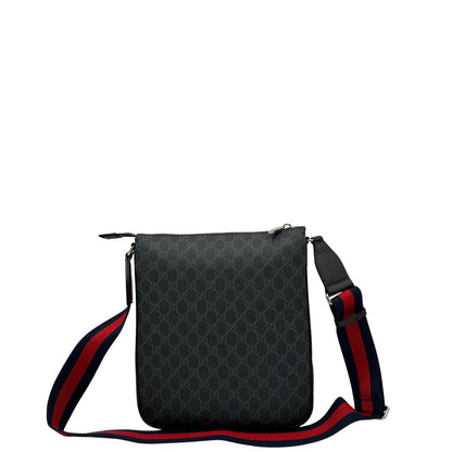 retro Borsa Gucci in canvas GG grigio antracite con parti metalliche argentate; munita di una tracolla Web rossa e blu regolabile.  