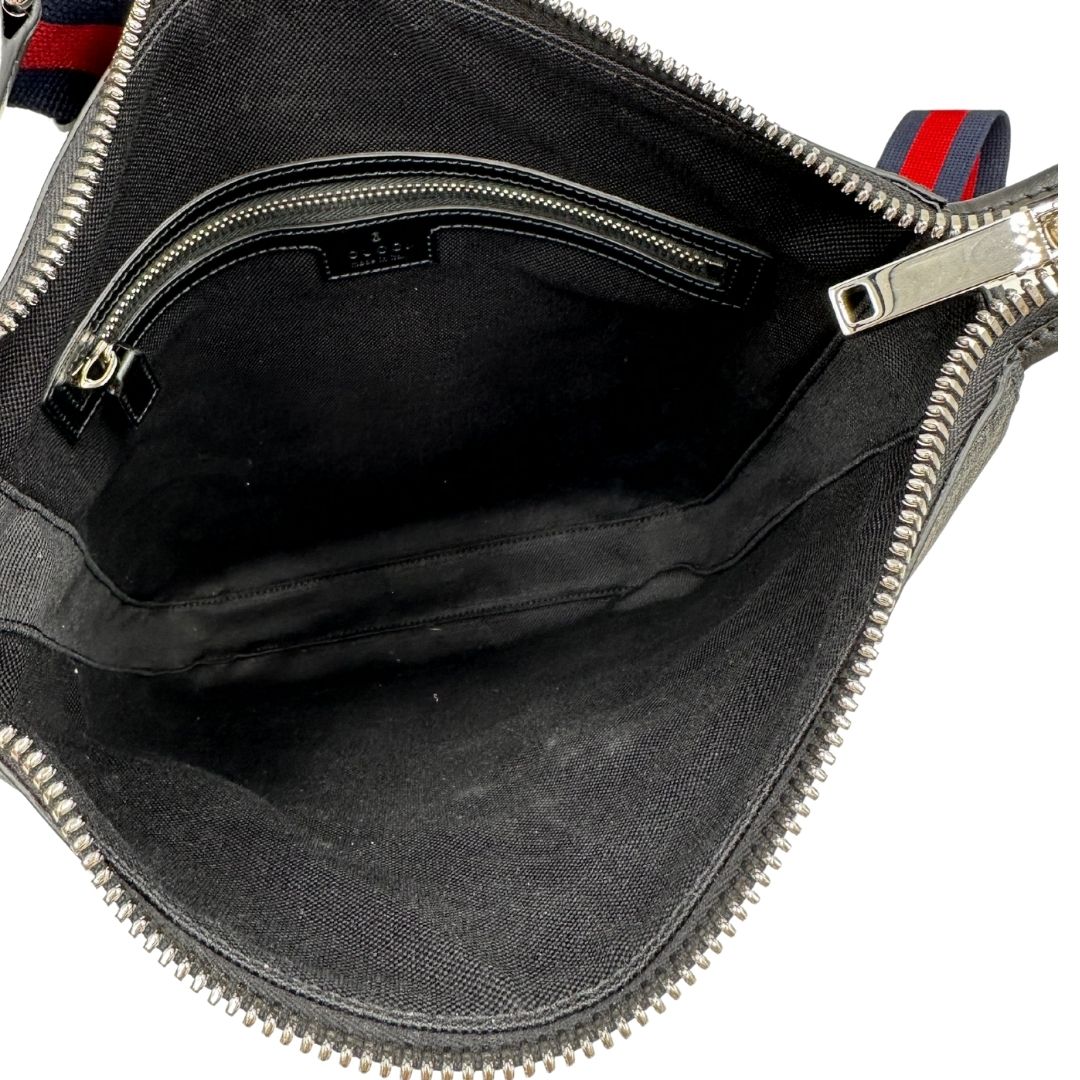 imnterno Borsa Gucci in canvas GG grigio antracite con parti metalliche argentate; munita di una tracolla Web rossa e blu regolabile.  