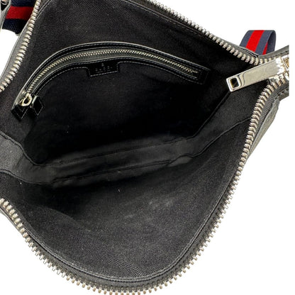 imnterno Borsa Gucci in canvas GG grigio antracite con parti metalliche argentate; munita di una tracolla Web rossa e blu regolabile.  