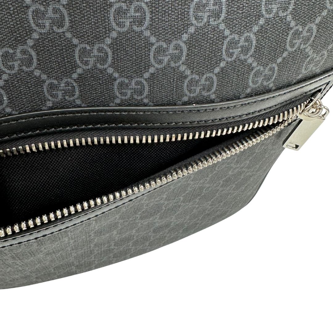interno Borsa Gucci in canvas GG grigio antracite con parti metalliche argentate; munita di una tracolla Web rossa e blu regolabile.  