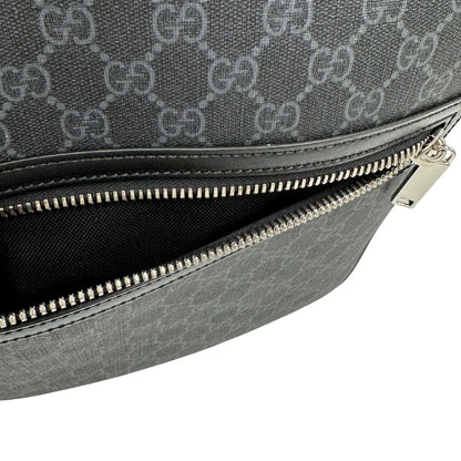 interno Borsa Gucci in canvas GG grigio antracite con parti metalliche argentate; munita di una tracolla Web rossa e blu regolabile.  
