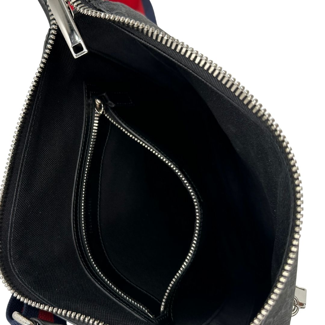 interno Borsa Gucci in canvas GG grigio antracite con parti metalliche argentate; munita di una tracolla Web rossa e blu regolabile.  