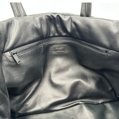 interno  Borsa Saint Laurent in pelle nera con maxi logo sul front; munita di doppi manici, indossabile a spalla. Completa di dustbag, di lusso, originale, eccellenti condizioni. 