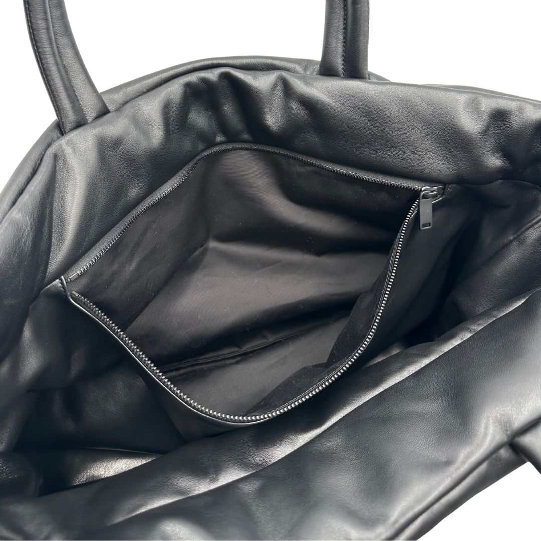 interno  Borsa Saint Laurent in pelle nera con maxi logo sul front; munita di doppi manici, indossabile a spalla. Completa di dustbag, di lusso, originale, eccellenti condizioni. 
