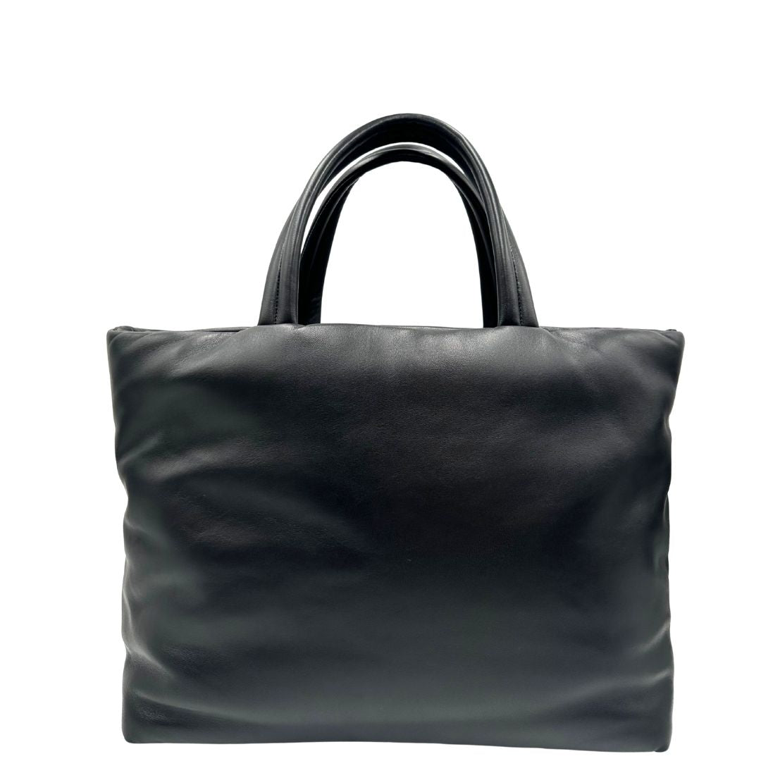 retro  Borsa Saint Laurent in pelle nera con maxi logo sul front; munita di doppi manici, indossabile a spalla. Completa di dustbag, di lusso, originale, eccellenti condizioni. 