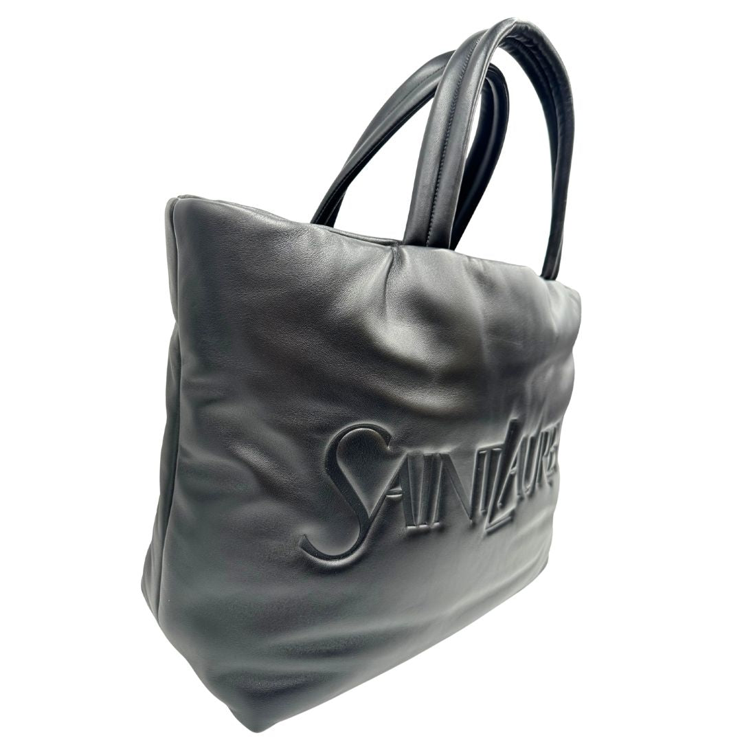 lato  Borsa Saint Laurent in pelle nera con maxi logo sul front; munita di doppi manici, indossabile a spalla. Completa di dustbag, di lusso, originale, eccellenti condizioni. 