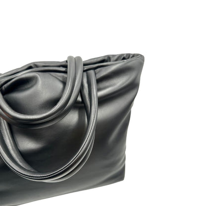 manici  Borsa Saint Laurent in pelle nera con maxi logo sul front; munita di doppi manici, indossabile a spalla. Completa di dustbag, di lusso, originale, eccellenti condizioni. 